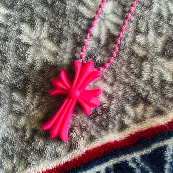 Silicone pink chrome hearts chain - Picture 1 of 3